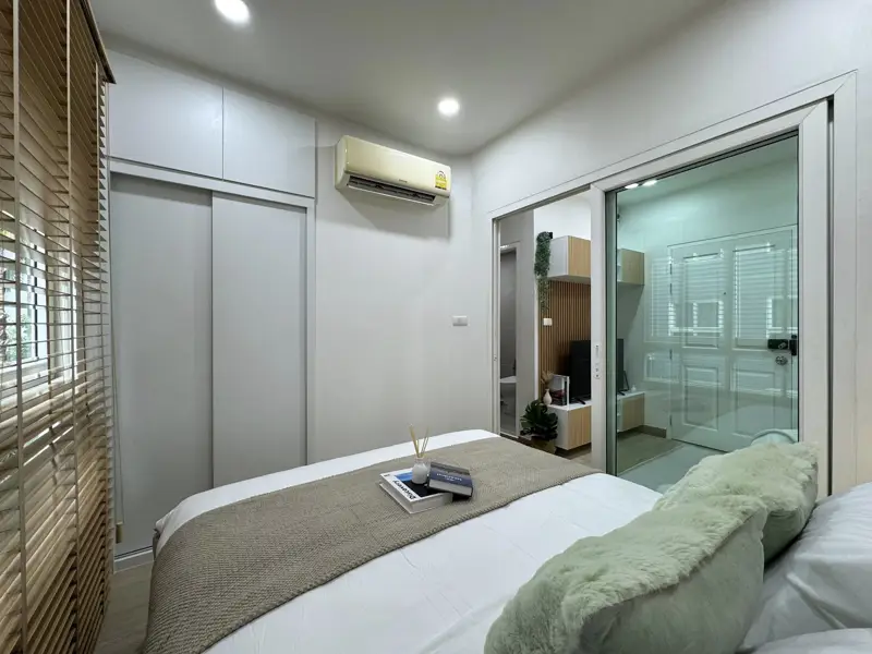 Studio Condo for sale at The Trust Central Pattaya  resort-type condominium, modern interior decor. It has a magnificent and numerous facilities, such as a communal pool, communal gym, car parking, and 24-hour security. 