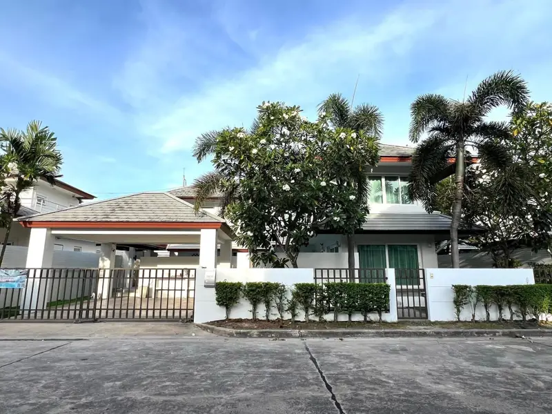 3 bed Pool Villa SeaBreeze Villa Pattaya - Ready for Sale!  Beachfront Village – Sukhumvit Road Pattaya   Fully renovated pool villa, fully furnished and move-in ready!