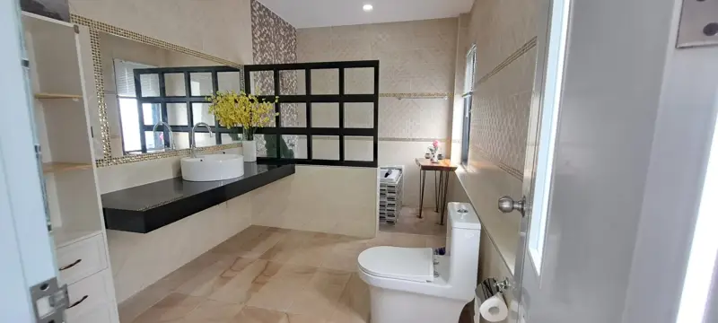 Newly renovated corner house • 6 bedrooms 5 bathrooms •European kitchen living room, and large balcony with reservoir views