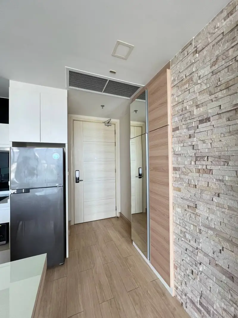 1 bed Condo at Cetus Beachfront Pattaya, a 49-story high rise condominium located on the main road on Jomtien Beach. With  panoramic view from Jomtien Beach to Na Jomtien Beach