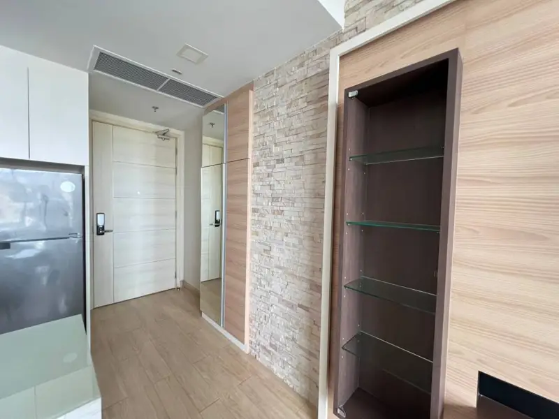 1 bed Condo at Cetus Beachfront Pattaya, a 49-story high rise condominium located on the main road on Jomtien Beach. With  panoramic view from Jomtien Beach to Na Jomtien Beach