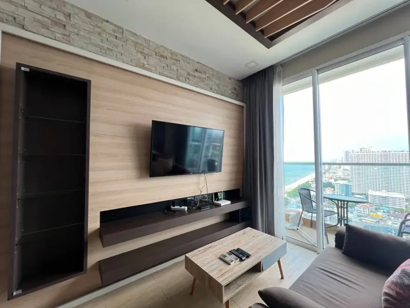 1 bed Condo at Cetus Beachfront Pattaya, a 49-story high rise condominium located on the main road on Jomtien Beach. With  panoramic view from Jomtien Beach to Na Jomtien Beach