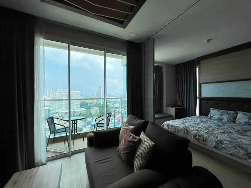 1 bed Condo at Cetus Beachfront Pattaya, a 49-story high rise condominium located on the main road on Jomtien Beach. With  panoramic view from Jomtien Beach to Na Jomtien Beach