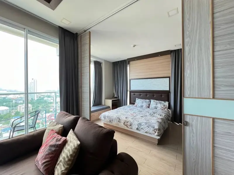 1 bed Condo at Cetus Beachfront Pattaya, a 49-story high rise condominium located on the main road on Jomtien Beach. With  panoramic view from Jomtien Beach to Na Jomtien Beach