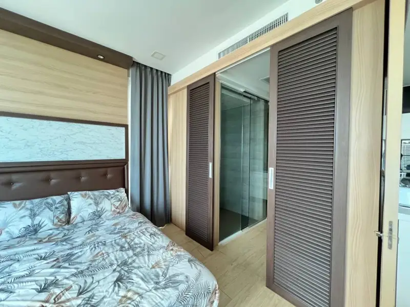 1 bed Condo at Cetus Beachfront Pattaya, a 49-story high rise condominium located on the main road on Jomtien Beach. With  panoramic view from Jomtien Beach to Na Jomtien Beach