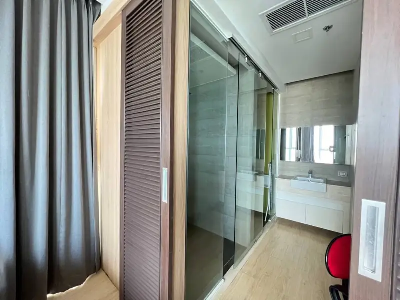 1 bed Condo at Cetus Beachfront Pattaya, a 49-story high rise condominium located on the main road on Jomtien Beach. With  panoramic view from Jomtien Beach to Na Jomtien Beach