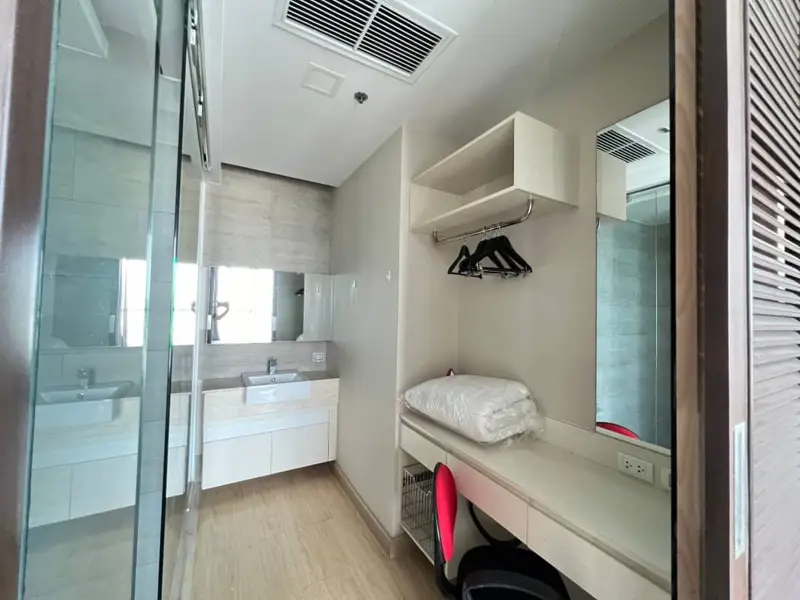 1 bed Condo at Cetus Beachfront Pattaya, a 49-story high rise condominium located on the main road on Jomtien Beach. With  panoramic view from Jomtien Beach to Na Jomtien Beach