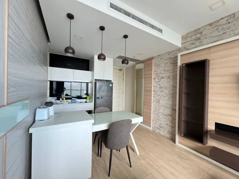 1 bed Condo at Cetus Beachfront Pattaya, a 49-story high rise condominium located on the main road on Jomtien Beach. With  panoramic view from Jomtien Beach to Na Jomtien Beach