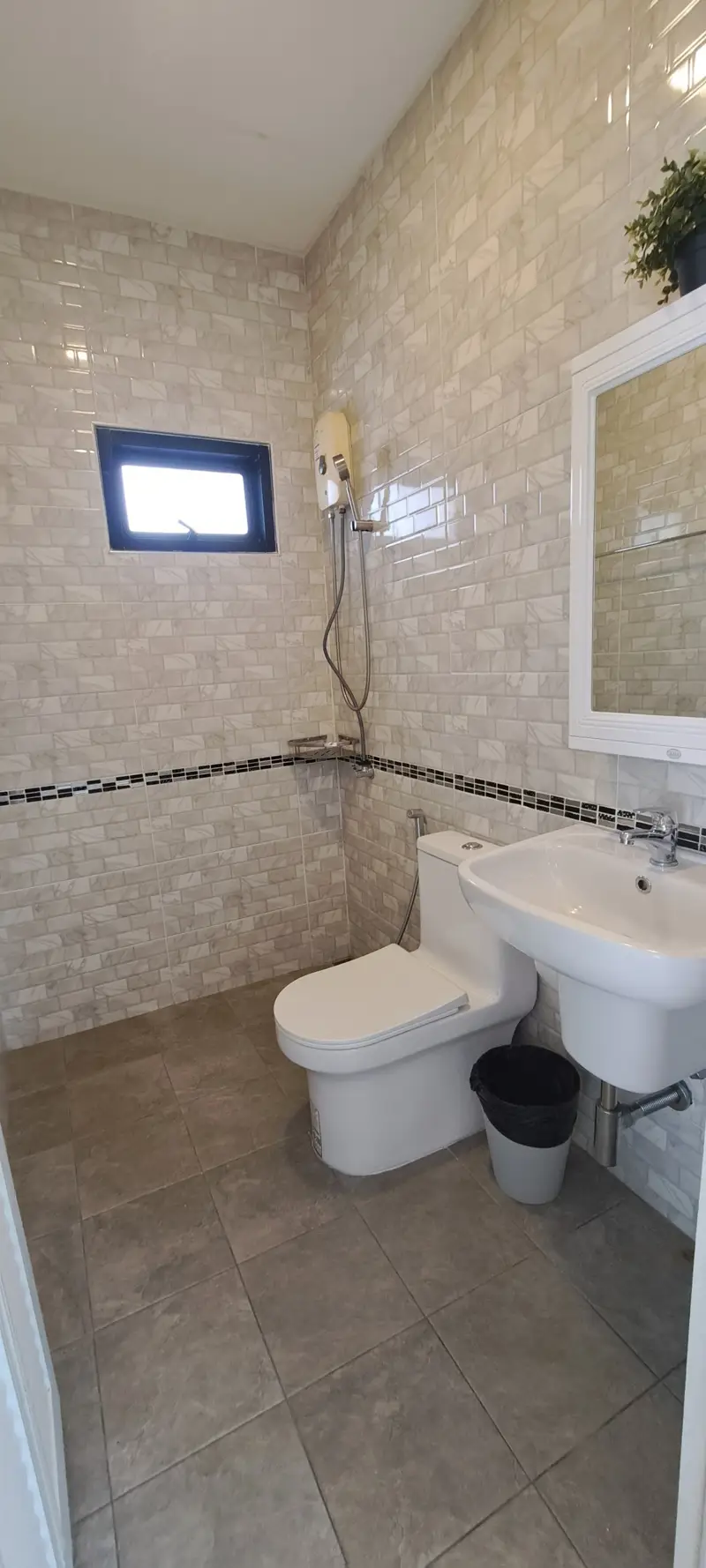 Newly renovated corner house • 6 bedrooms 5 bathrooms •European kitchen living room, and large balcony with reservoir views