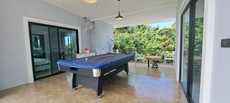 Newly renovated corner house • 6 bedrooms 5 bathrooms •European kitchen living room, and large balcony with reservoir views