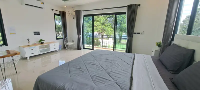 Newly renovated corner house • 6 bedrooms 5 bathrooms •European kitchen living room, and large balcony with reservoir views