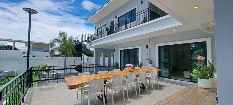 Newly renovated corner house • 6 bedrooms 5 bathrooms •European kitchen living room, and large balcony with reservoir views