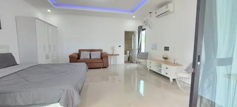 Newly renovated corner house • 6 bedrooms 5 bathrooms •European kitchen living room, and large balcony with reservoir views