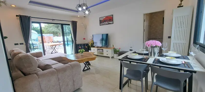 Newly renovated corner house • 6 bedrooms 5 bathrooms •European kitchen living room, and large balcony with reservoir views