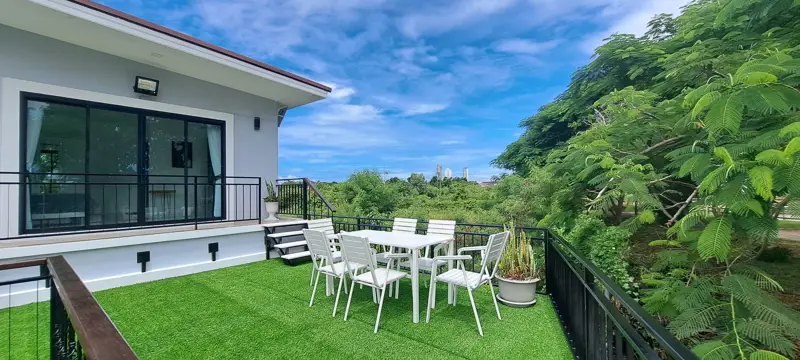 Newly renovated corner house • 6 bedrooms 5 bathrooms •European kitchen living room, and large balcony with reservoir views