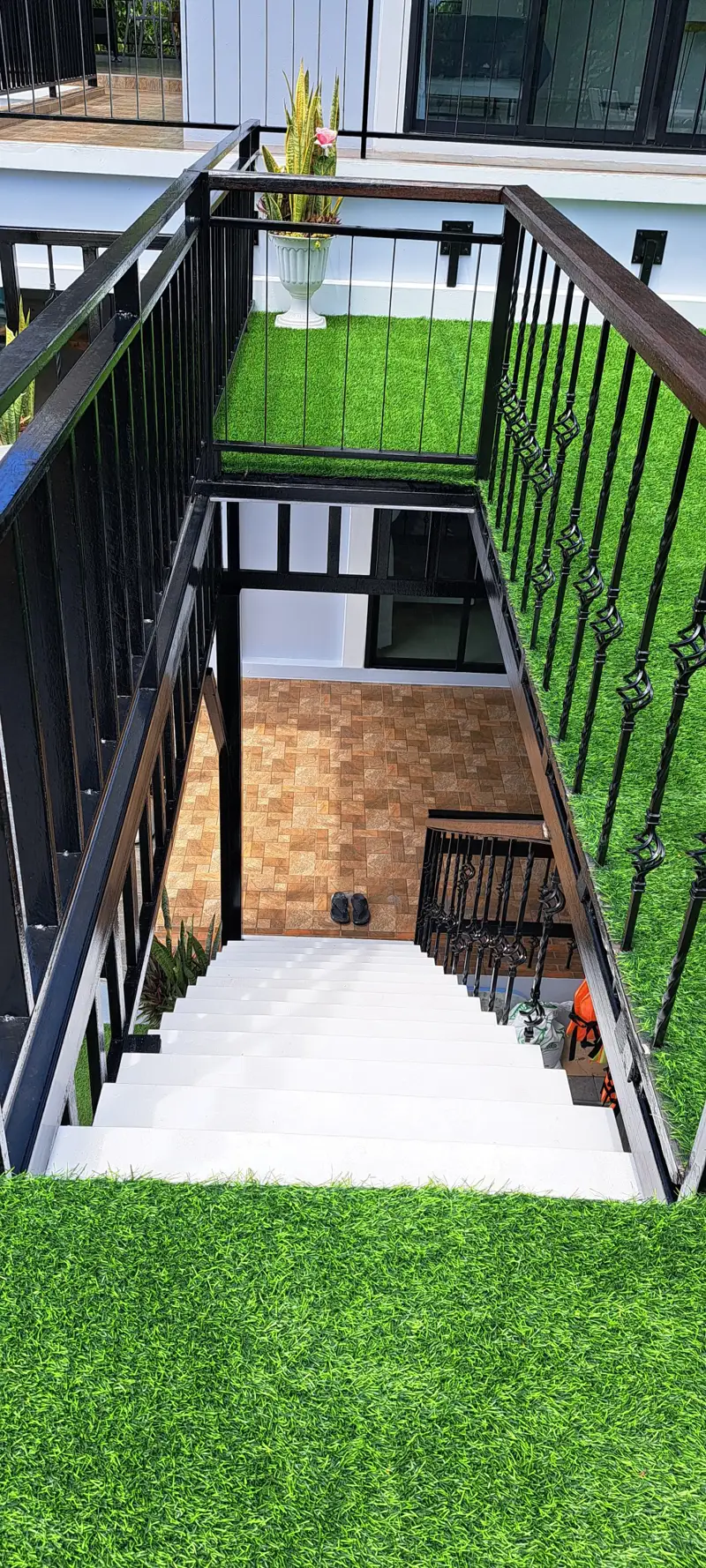 Newly renovated corner house • 6 bedrooms 5 bathrooms •European kitchen living room, and large balcony with reservoir views