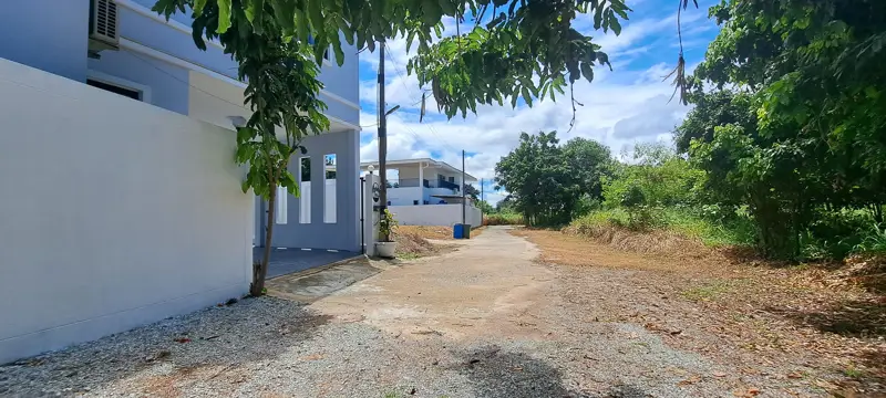 Newly renovated corner house • 6 bedrooms 5 bathrooms •European kitchen living room, and large balcony with reservoir views