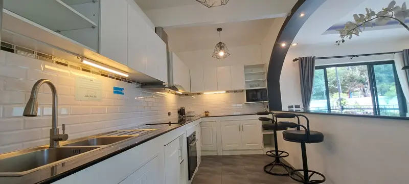 Newly renovated corner house • 6 bedrooms 5 bathrooms •European kitchen living room, and large balcony with reservoir views