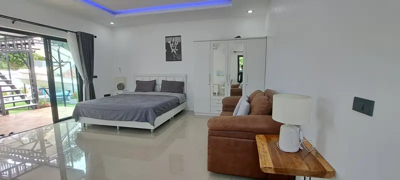 Newly renovated corner house • 6 bedrooms 5 bathrooms •European kitchen living room, and large balcony with reservoir views