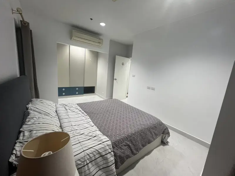 2 bed Condo Located in Pattaya's heart, facing the sea, and decorated in resort-style, Near shopping malls such as Central Festival Pattaya Beach, and only 500 meters to Pattaya Beach.