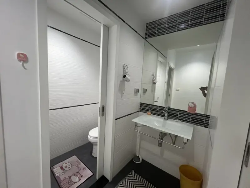 2 bed Condo Located in Pattaya's heart, facing the sea, and decorated in resort-style, Near shopping malls such as Central Festival Pattaya Beach, and only 500 meters to Pattaya Beach.