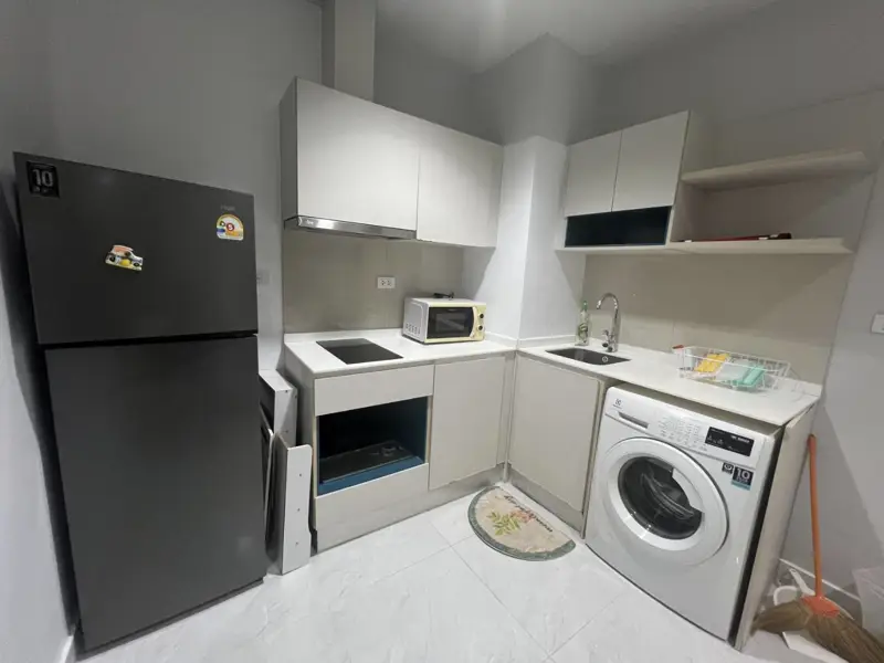 2 bed Condo Located in Pattaya's heart, facing the sea, and decorated in resort-style, Near shopping malls such as Central Festival Pattaya Beach, and only 500 meters to Pattaya Beach.