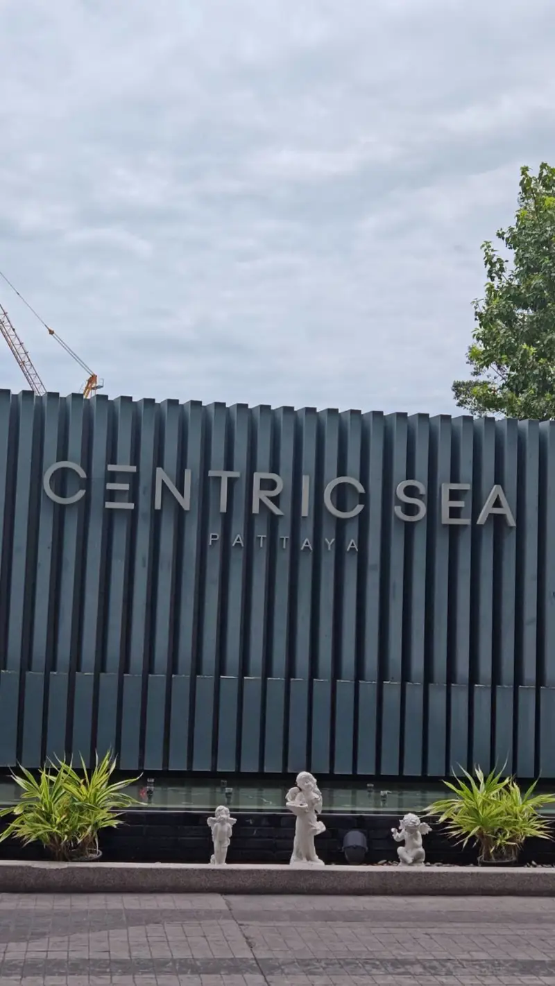 2 bed Condo Located in Pattaya's heart, facing the sea, and decorated in resort-style, Near shopping malls such as Central Festival Pattaya Beach, and only 500 meters to Pattaya Beach.