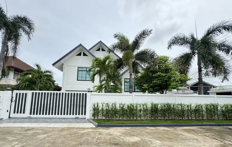 3-storey house  North Pattaya  4 Bedrooms   6 Bathrooms   Land area: 122 sq. wah 488 sqm