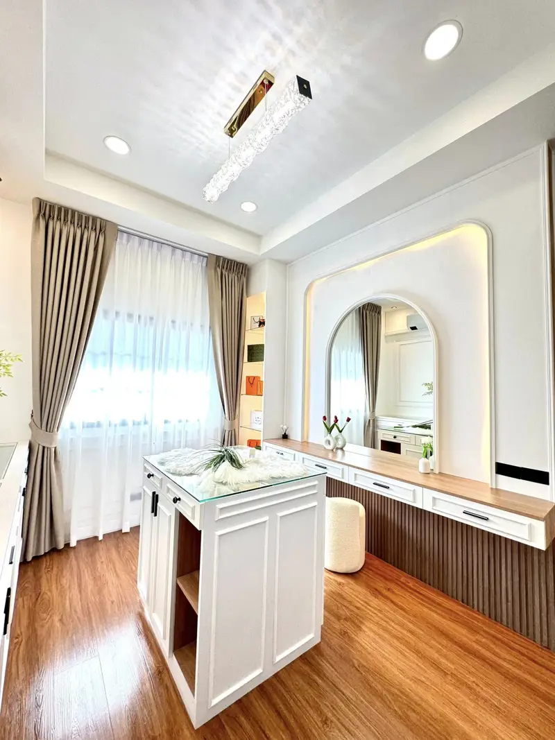 3-storey house  North Pattaya  4 Bedrooms   6 Bathrooms   Land area: 122 sq. wah 488 sqm