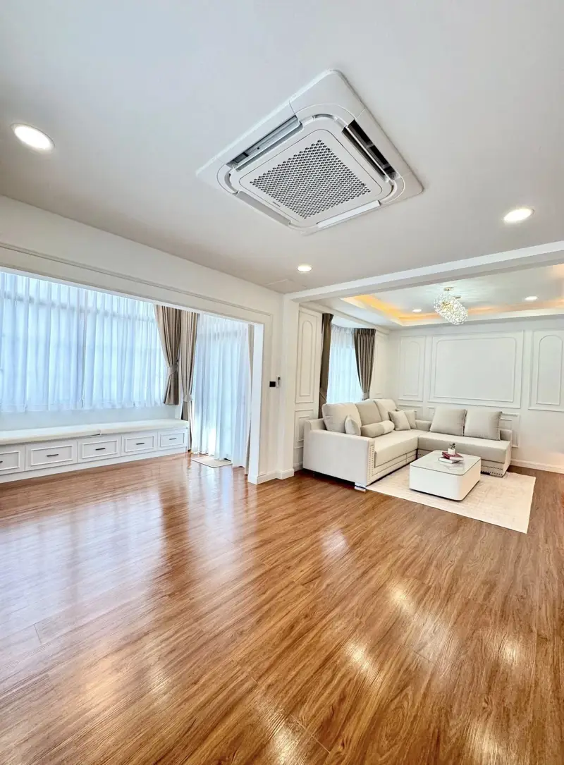 3-storey house  North Pattaya  4 Bedrooms   6 Bathrooms   Land area: 122 sq. wah 488 sqm