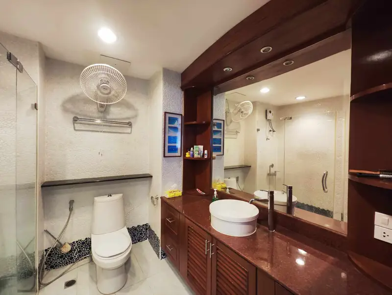 2 bedroom Condo near Jomtien beach with  stunning sea views and fully furnished. and swimming pool, ample parking space, a garden, and a security system