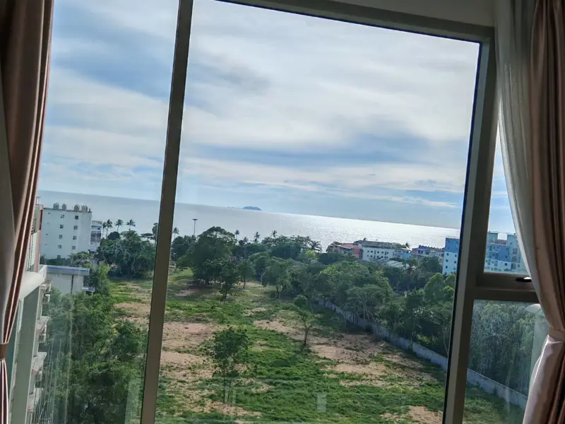 1 bed Condo near Jomtien Beach with children's playground, rooftop pool with sunbeds, and a communal gym, allowing commune overlooking sea view.