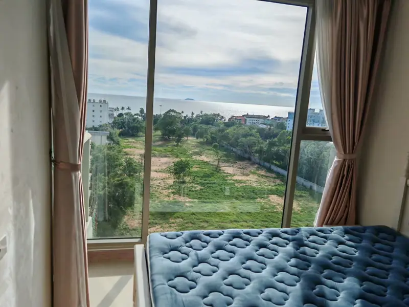 1 bed Condo near Jomtien Beach with children's playground, rooftop pool with sunbeds, and a communal gym, allowing commune overlooking sea view.