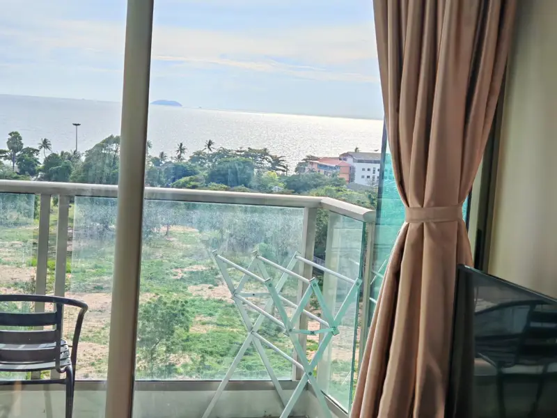 1 bed Condo near Jomtien Beach with children's playground, rooftop pool with sunbeds, and a communal gym, allowing commune overlooking sea view.