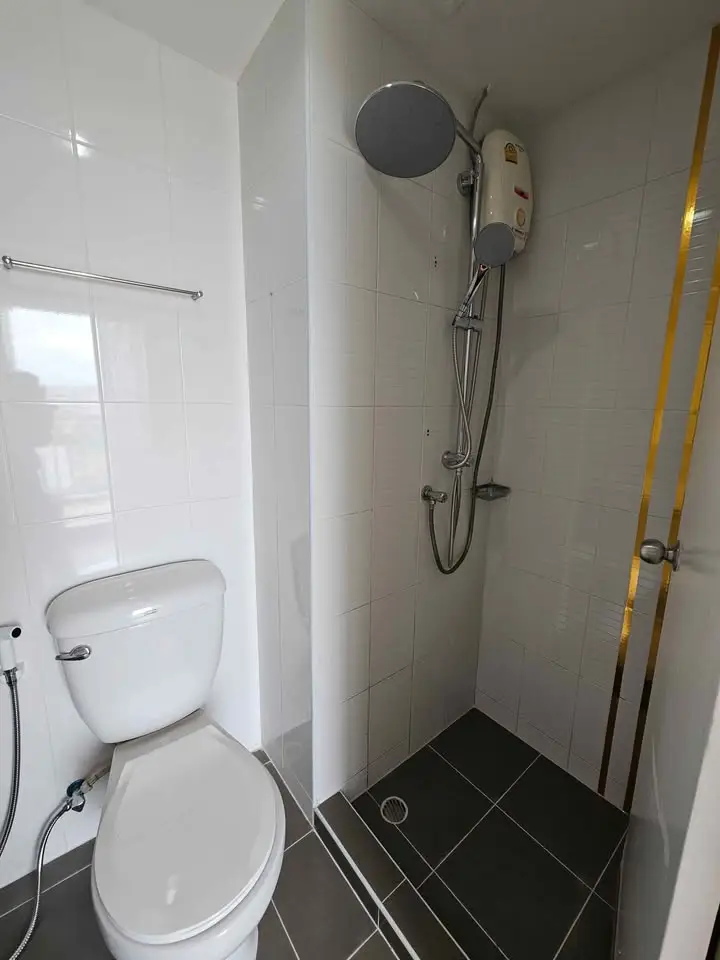 Studio condo Jomtien with following facilities: Swimming pool, Gym, Internet, Security, Car park, Garden, Children's area, Library and Elevator.