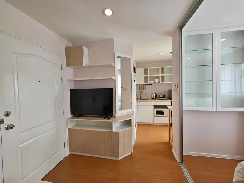 Studio condo Jomtien with following facilities: Swimming pool, Gym, Internet, Security, Car park, Garden, Children's area, Library and Elevator.