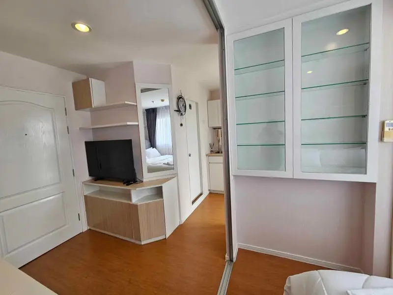 Studio condo Jomtien with following facilities: Swimming pool, Gym, Internet, Security, Car park, Garden, Children's area, Library and Elevator.