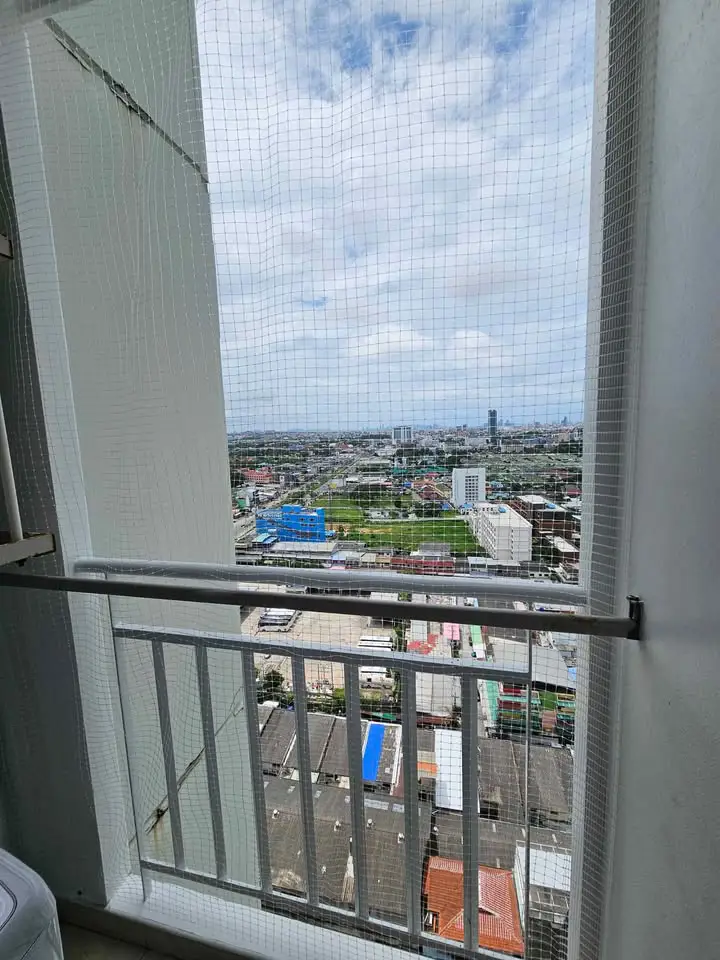 Studio condo Jomtien with following facilities: Swimming pool, Gym, Internet, Security, Car park, Garden, Children's area, Library and Elevator.