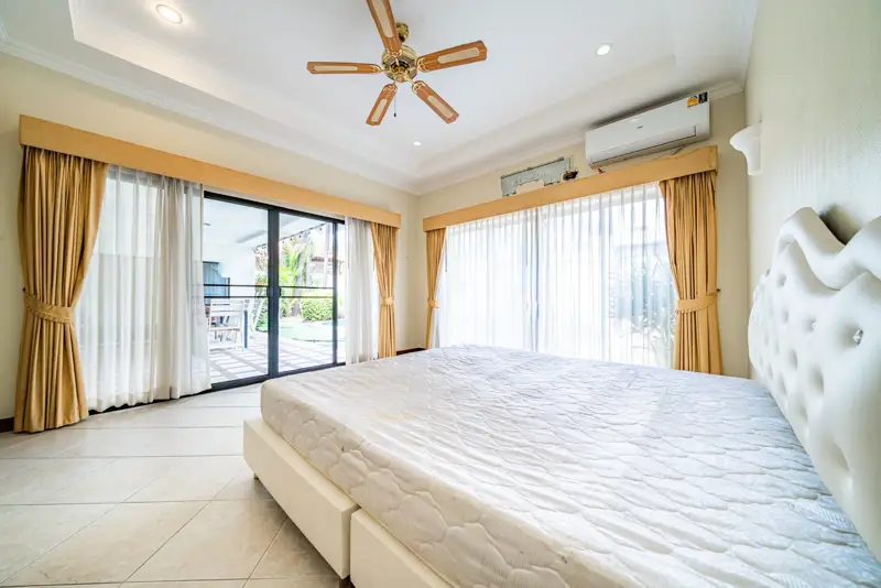4 bed house Pratumnak for sale surrounded by  entertainment venues, Thai restaurants, international restaurants, department stores, and just 500 meters to Cozy Beach.