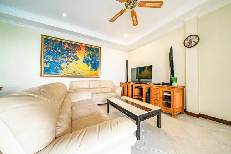 4 bed house Pratumnak for sale surrounded by  entertainment venues, Thai restaurants, international restaurants, department stores, and just 500 meters to Cozy Beach.