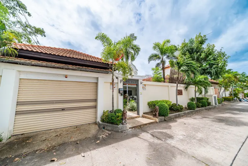 4 bed house Pratumnak for sale surrounded by  entertainment venues, Thai restaurants, international restaurants, department stores, and just 500 meters to Cozy Beach.