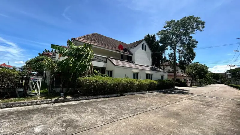 spacious beachfront house for sale at  Jomtien Yatch Club 1 construction was completed in 1990. Jomtien Yatch Club 1 at Na Jomtien, Sattahip has the following facilities: Swimming pool, Security and Car park.