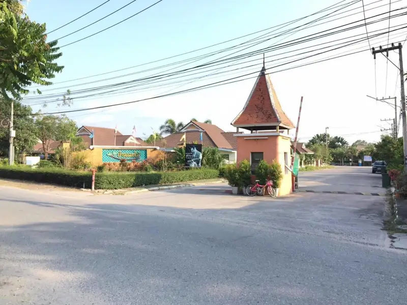 200 SQM detached house for sale with 2 bedrooms, 2 bathrooms, and 1 kitchen.  Communal swimming pool.  24-hour security.   Fully renovated, with room for an additional bedroom.