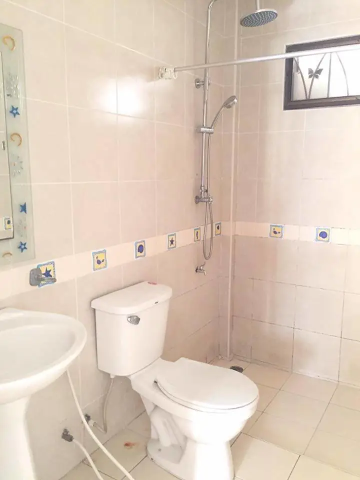 200 SQM detached house for sale with 2 bedrooms, 2 bathrooms, and 1 kitchen.  Communal swimming pool.  24-hour security.   Fully renovated, with room for an additional bedroom.