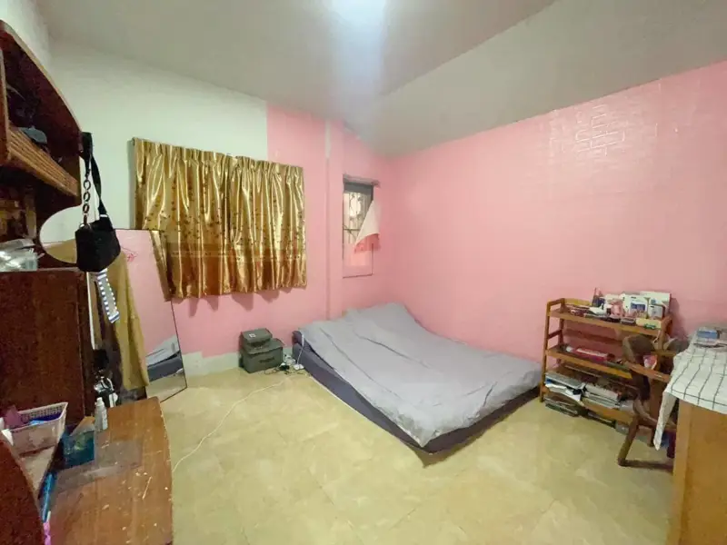 200 SQM detached house for sale with 2 bedrooms, 2 bathrooms, and 1 kitchen.  Communal swimming pool.  24-hour security.   Fully renovated, with room for an additional bedroom.