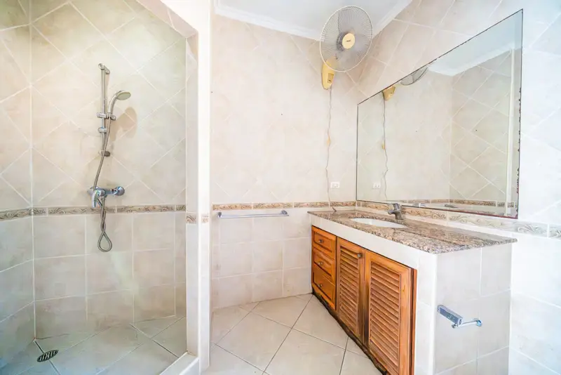 4 bed house Pratumnak for sale surrounded by  entertainment venues, Thai restaurants, international restaurants, department stores, and just 500 meters to Cozy Beach.