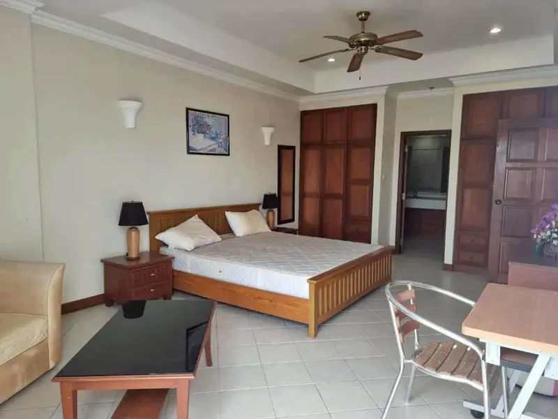 Sea View Condo in Jomtien  550 meters  to Jomtien Beach with pool and gym 