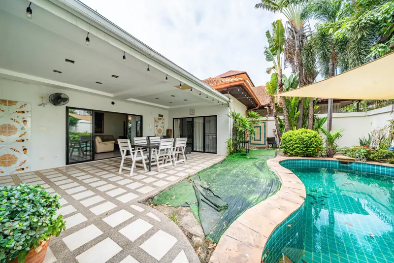 4 bed house Pratumnak for sale surrounded by  entertainment venues, Thai restaurants, international restaurants, department stores, and just 500 meters to Cozy Beach.