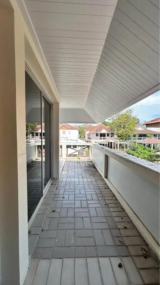 spacious beachfront house for sale at  Jomtien Yatch Club 1 construction was completed in 1990. Jomtien Yatch Club 1 at Na Jomtien, Sattahip has the following facilities: Swimming pool, Security and Car park.