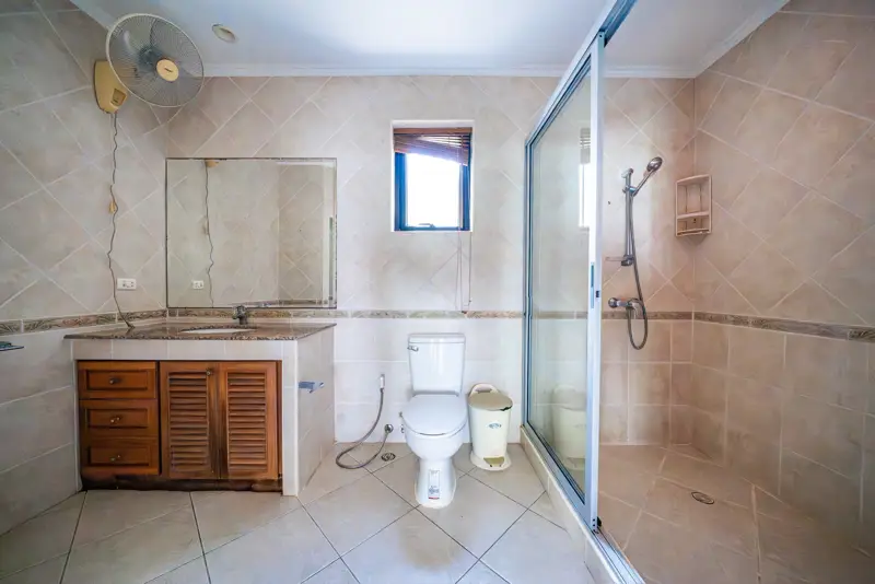 4 bed house Pratumnak for sale surrounded by  entertainment venues, Thai restaurants, international restaurants, department stores, and just 500 meters to Cozy Beach.